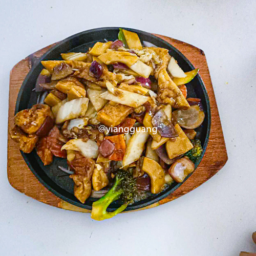 Tofu légumes sur plaque de fer